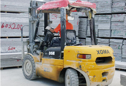 厦工3吨叉车助力厦门市石材厂作业
