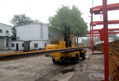 厦工3吨侧面叉车助力铁路物流施工作业