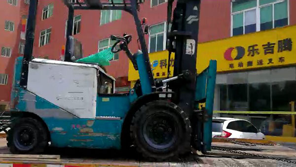 厦门市某机砖厂采购二手叉车及环保节能电叉各一台